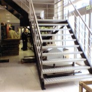 Staircase railing with plate pressed
